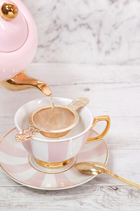 فنجان شاي وطبق بلون وردي